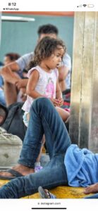 Niña migrante cruza sola la frontera